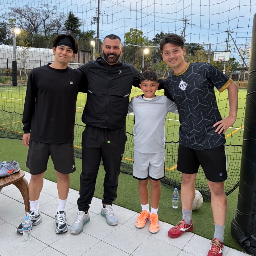 パーソナルトレーニングを受けた選手とAXiSコーチの記念写真